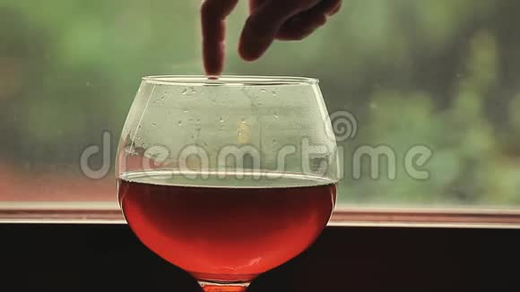 酒杯男手窗雨滴高清镜头视频的预览图