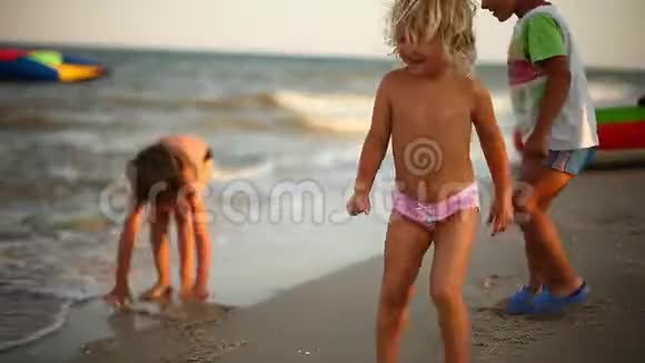 孩子们在海边玩沙子暑假家庭假期视频的预览图