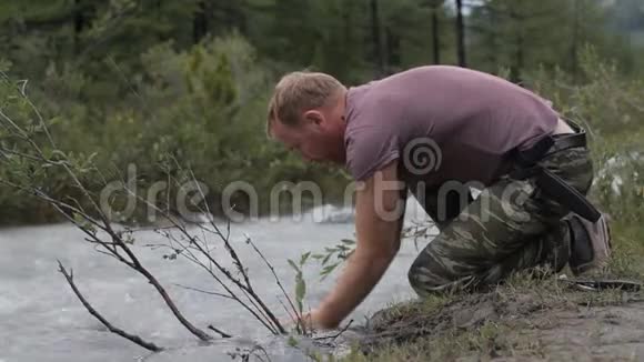 一个人在山河里洗脸视频的预览图
