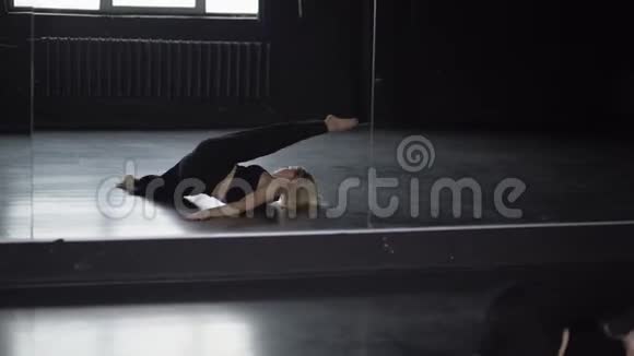 金发女孩慢动作在地板上跳舞视频的预览图