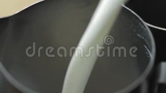 牛奶倒入巨耳视频的预览图