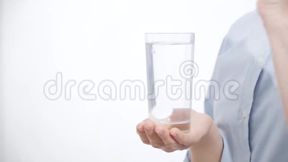 女孩拿着一杯水和药白色背景视频的预览图