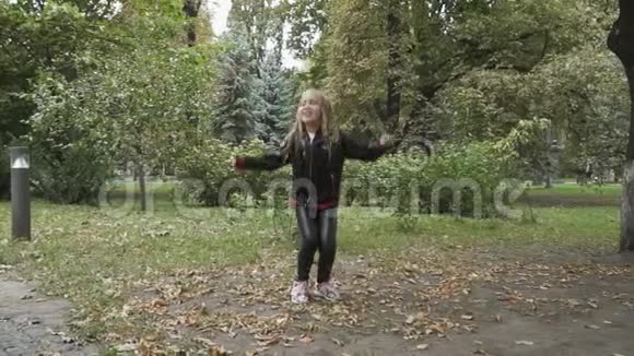 漂亮的孩子在公园里跳视频的预览图