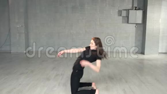 年轻的现代风格舞者在工作室锻炼视频的预览图