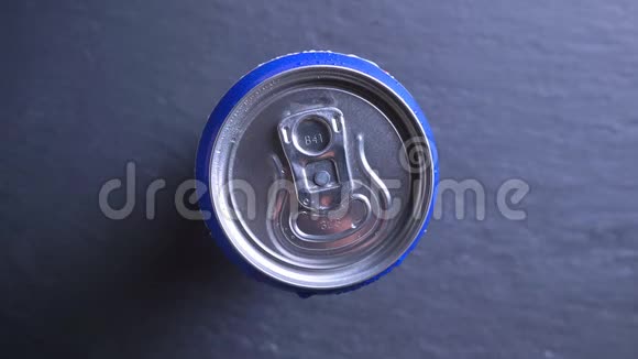 特写自上而下的镜头打开蓝色罐的模糊碳酸软饮料视频的预览图