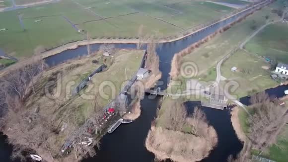 荷兰要塞在开垦土地上的圆形镜头视频的预览图