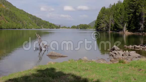 西班牙比利牛斯山脉国家公园内美丽的山湖视频的预览图