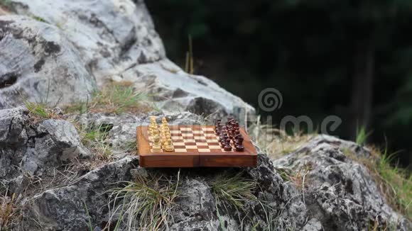 在石头上户外下棋视频的预览图