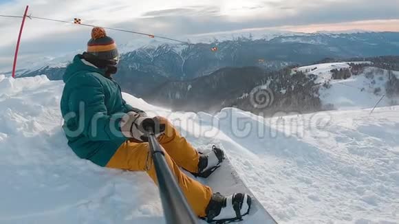 滑雪者坐在山顶上法国阿尔卑斯山脉冬季风景视频的预览图