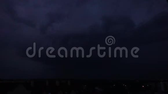 夜间空对空雷击的超慢动作镜头视频的预览图