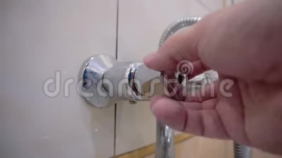 一个男人在浴室里用水打开水龙头动作在特写中显示在那人关上水龙头后视频的预览图