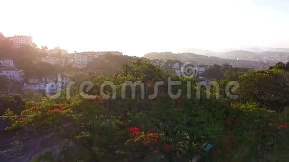 里约热内卢城市鸟瞰视频镜头法维拉斯山日落背光从上面视频的预览图