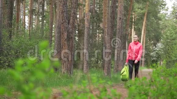 运动女子步行林后景秋公园健身女子户外女孩朝阳视频的预览图