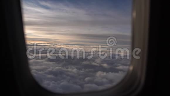 早晨的天空云层透过飞机的窗户缓慢的运动视频的预览图