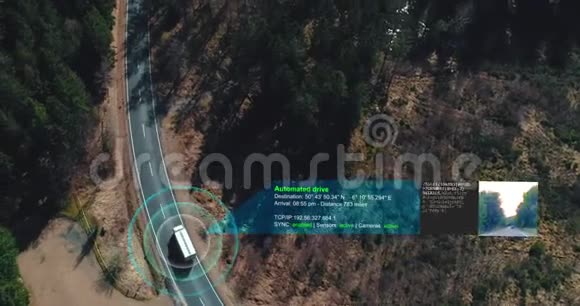 在森林公路上驾驶的自动驾驶卡车视频的预览图