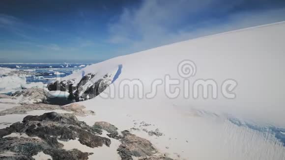 南极普莱诺岛的史诗雪空中景色视频的预览图