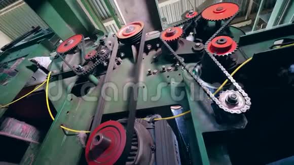 金属齿轮在纺织厂的机器上工作视频的预览图