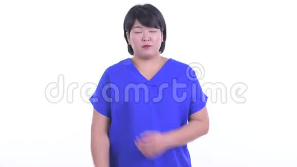 快乐超重的亚洲女商人双臂交叉微笑视频的预览图