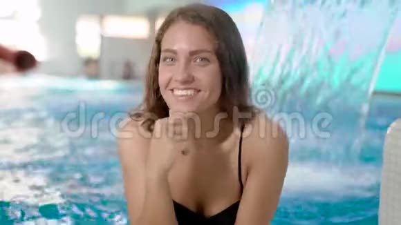 温泉水疗女瀑布喷射绿松石游泳池水视频的预览图