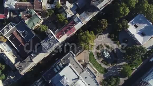 奥德萨歌剧和芭蕾舞剧院城市公园或伊斯坦布尔公园乌克兰鸟瞰图4k视频视频的预览图
