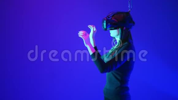 漂亮的年轻女孩使用现代VR眼镜女人触摸一些东西翻转推动增加使用现代虚拟视频的预览图