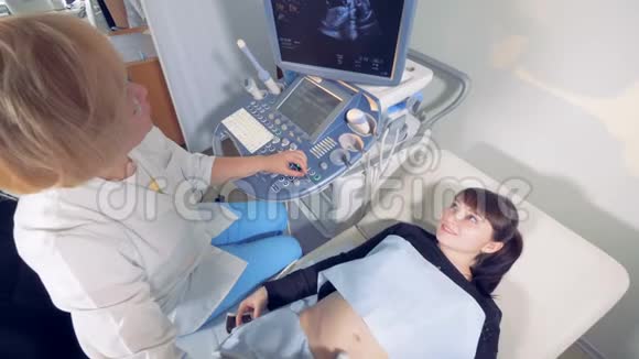 一位金发的妇科医生正在对一名妇女进行超声波检查并在谈话视频的预览图