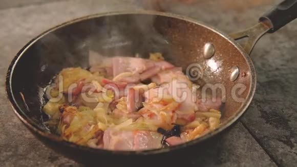 食物烹饪原料锅火腿培根鱿鱼视频的预览图