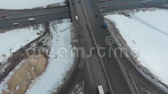 高速公路上的鸟瞰图汽车在路上巨大的交通交汇处视频的预览图