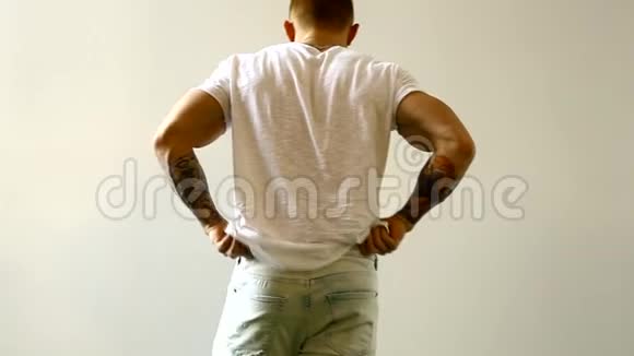 一个穿白色背景的运动男视频的预览图