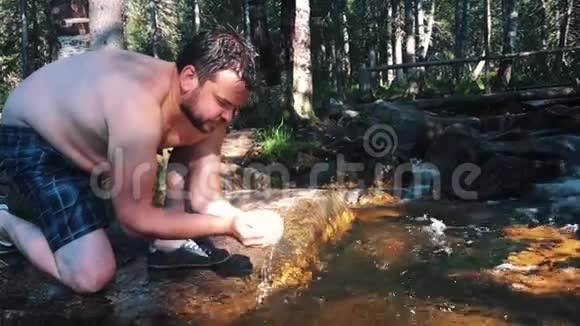 喝来自山河人的纯净水他的手被来自山河的纯净水吸收视频的预览图