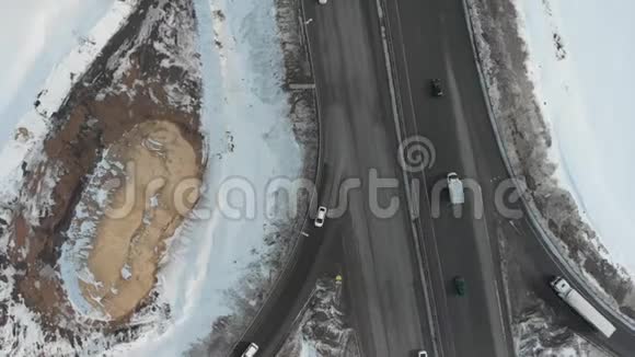 高速公路上的鸟瞰图汽车在路上大型交通交汇处靠近公路的沙丘视频的预览图