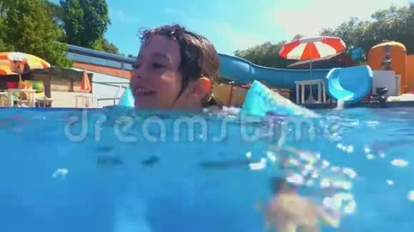 儿童游泳池慢动作FDV视频的预览图