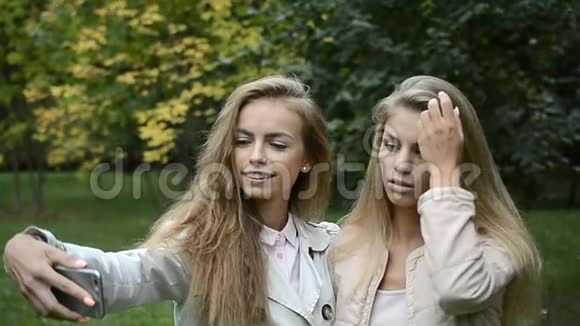 两个迷人的金发女人正在自拍视频的预览图