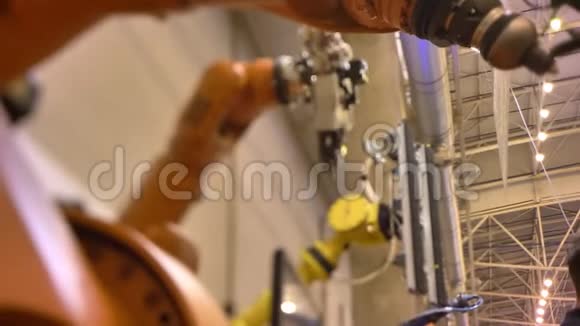 展览背景下各种移动自动机器人手臂的特写镜头视频的预览图