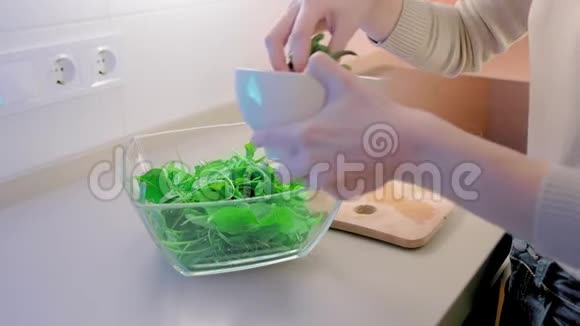 特写慢镜头一个不认识的女人在沙拉碗里撒绿豆健康饮食的概念视频的预览图