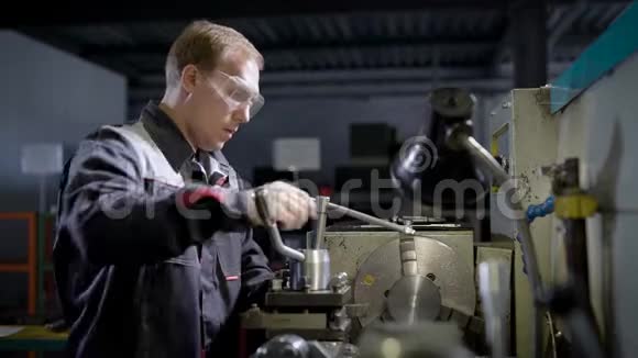 年轻的专业工厂工人穿着防护服戴着特殊机械的眼镜视频的预览图