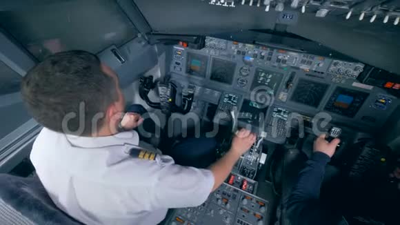 两个人在驾驶舱中进行的飞机飞行过程视频的预览图