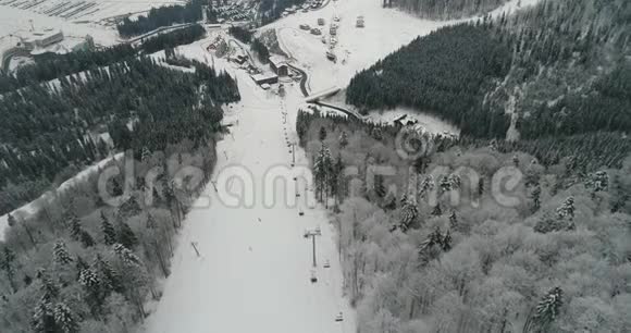 从无人驾驶飞机在滑雪坡上观看在冬季滑雪升降机附近的边界视频的预览图