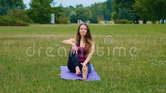 年轻漂亮的女人在户外练习瑜伽健康观念平静和放松女人的幸福视频的预览图