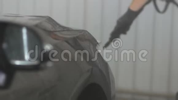 泡沫后高压水冲洗汽车前保险杠视频的预览图