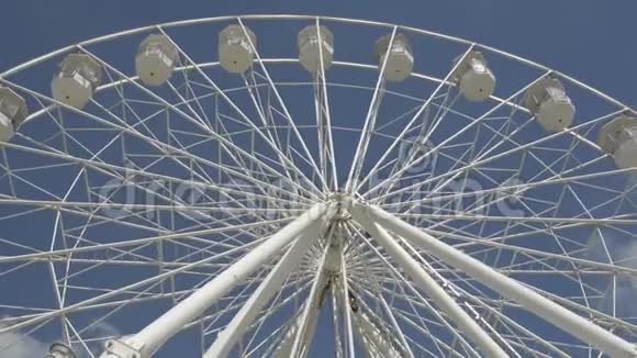 联合王国切尔滕纳姆2019年6月22日蓝天背景下的游乐园白色摩天轮视频的预览图