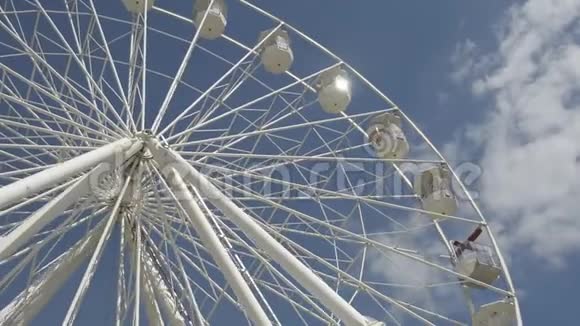 联合王国切尔滕纳姆2019年6月22日蓝天背景下的游乐园白色摩天轮视频的预览图