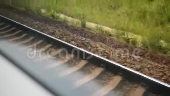 铁路轨道从快速移动列车窗口抽象视图视频的预览图
