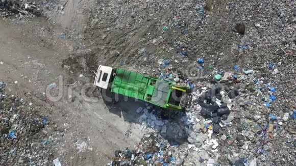 垃圾车将垃圾洒在垃圾场鸟瞰视频的预览图