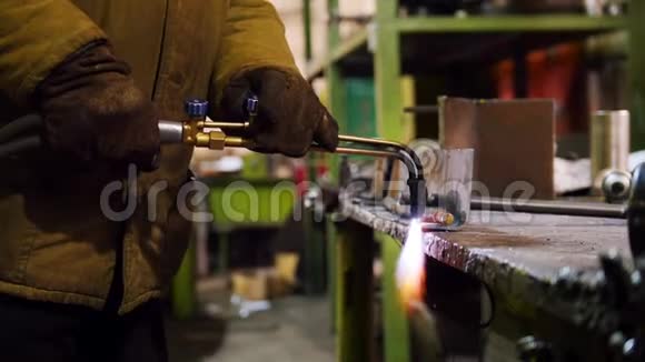 建筑工厂坐在工作场所使用焊接机的人加热细节视频的预览图