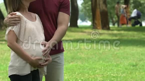 喜孕夫妇拥抱成功的体外受精计划生育视频的预览图