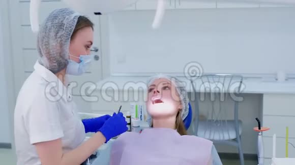 病人与牙科医生就口腔诊所的预防性检查进行交谈视频的预览图