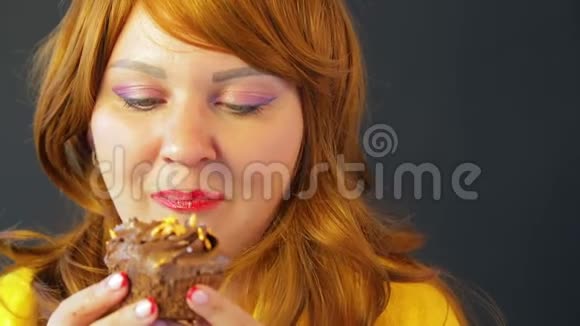 红发女孩在一家咖啡馆的桌子上吃蛋糕视频的预览图