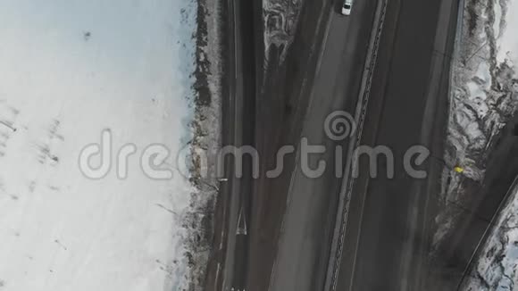 高速公路上的鸟瞰图一架摄像机飞越公路上空视频的预览图