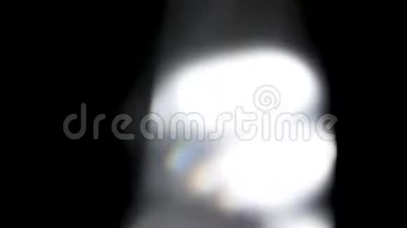 光线泄漏对黑暗背景的超高清晰度影响视频的预览图
